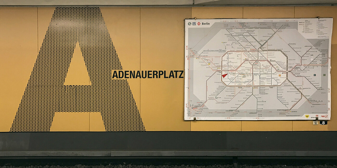 U-Bahnhof Wand mit dem Buchstaben A Bemalt und einem Verkehrsplan